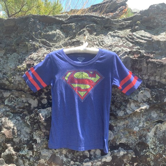 DC Comic Supergirl Tee EUC sz M (7/9) junior - Picture 2 of 5